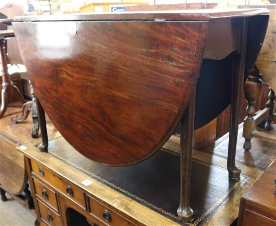 Mahogany oval drop-leaf table(-)